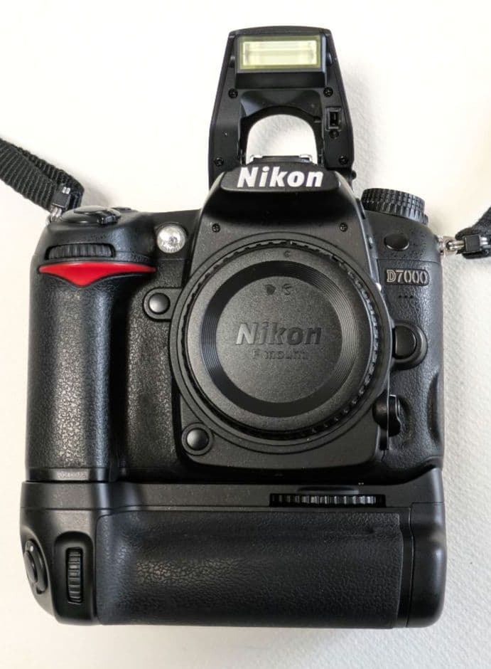 ニコンD7000ボディ 純正バッテリーグリップ(MB-D11)付き 防湿庫保管