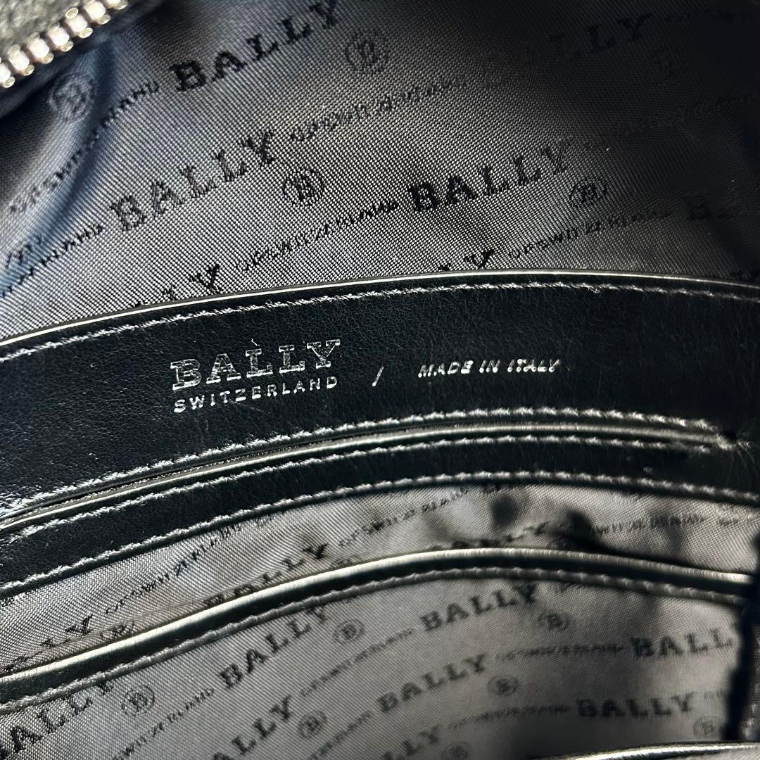 美品　\" BALLY \" Mythos シボ革　スリングバッグ ボディバッグ