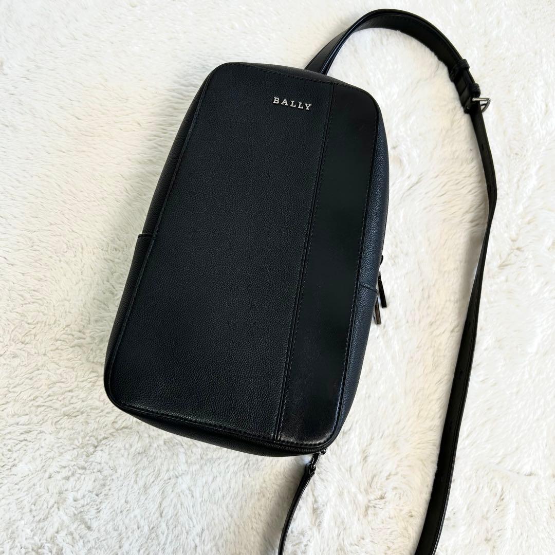 美品　\" BALLY \" Mythos シボ革　スリングバッグ ボディバッグ