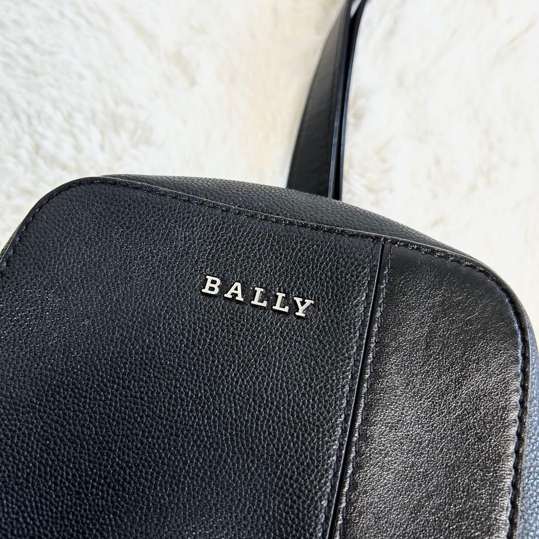 美品　\" BALLY \" Mythos シボ革　スリングバッグ ボディバッグ