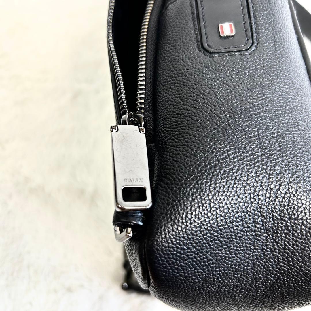 美品　\" BALLY \" Mythos シボ革　スリングバッグ ボディバッグ