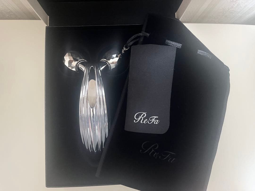 【新品未使用】ReFa リファカラットレイ　美顔ローラー 専用ポーチ,クロス付き