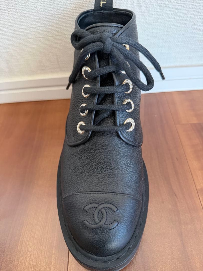 シャネルショートブーツ編み上げレザーパールブラック