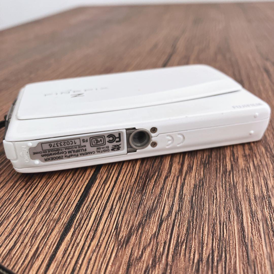 FUJIFILM FinePix Z900EXR デジタルカメラ　ホワイト