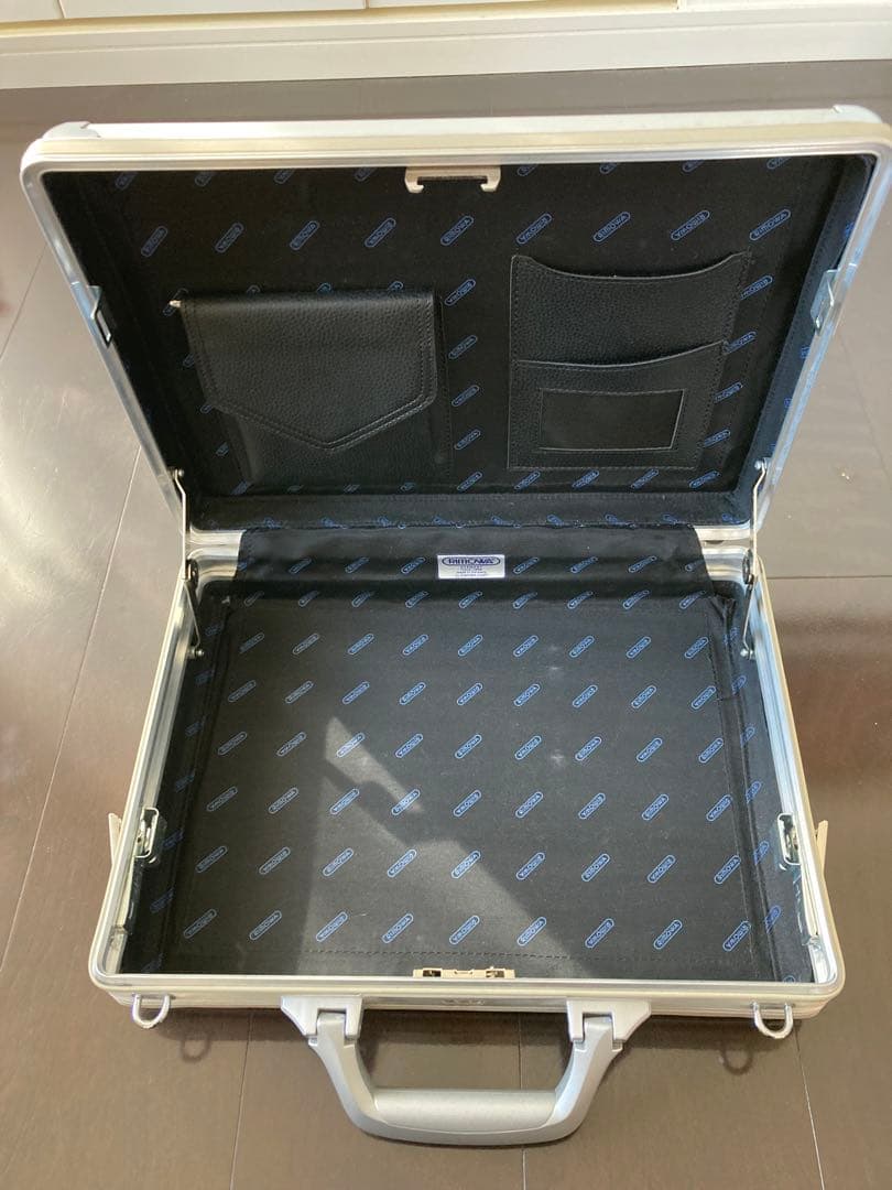 リモワ RIMOWA アタッシュケース アルミ製　鍵・ギャランティーカード付き