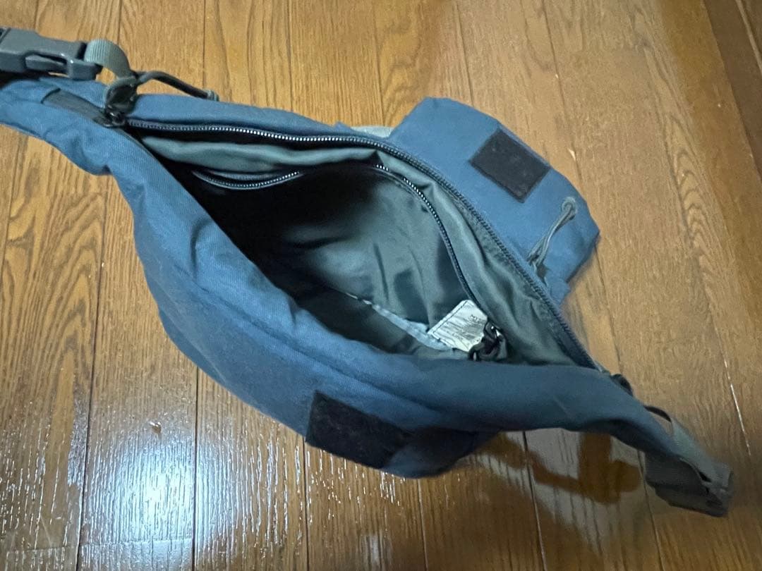 ミステリーランチMYSTERY RANCH メッセンジャーバッグ ブルーグレー