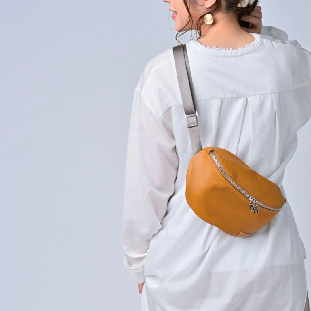 カワニシカバン cobii コビー　撥水レザー　ボディバッグ　グレー