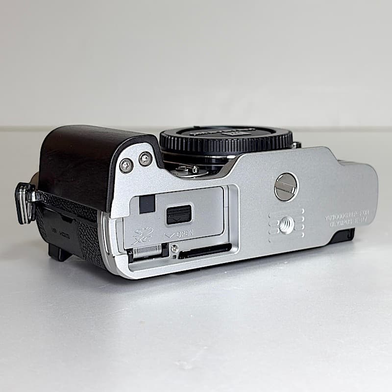 も*く様 新品同様オリンパスPEN E-P7ダブルズームキット＋注目希少L型グリ