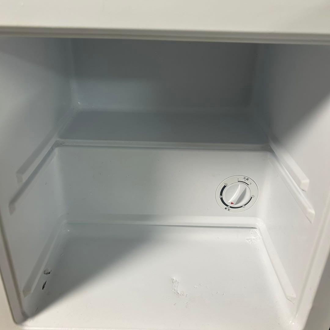 【MAXZEN】2022年製 冷凍庫 31L 中の割れあり棚なし