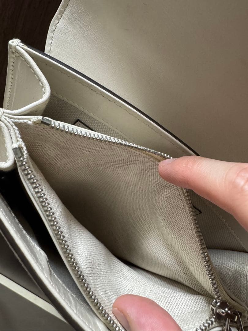 GUCCI メッセンジャーバッグ GGエンボス レザー アイボリー