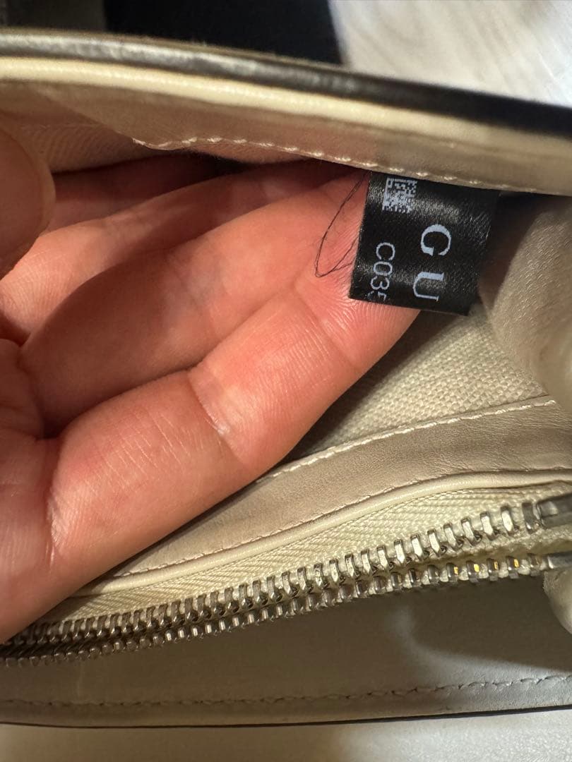 GUCCI メッセンジャーバッグ GGエンボス レザー アイボリー