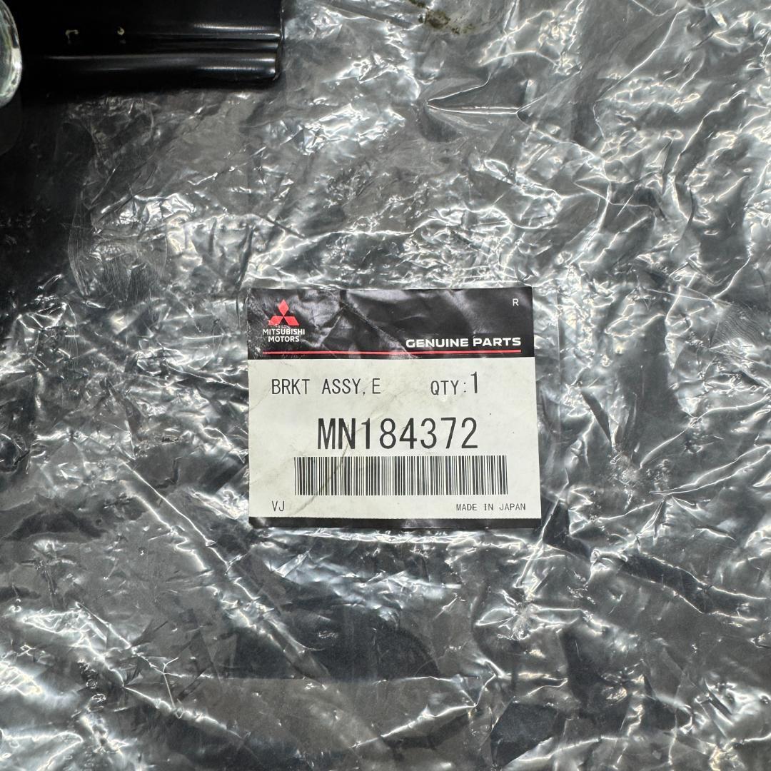 デリカD5　 三菱純正部品 エンジンマウント　MN184372