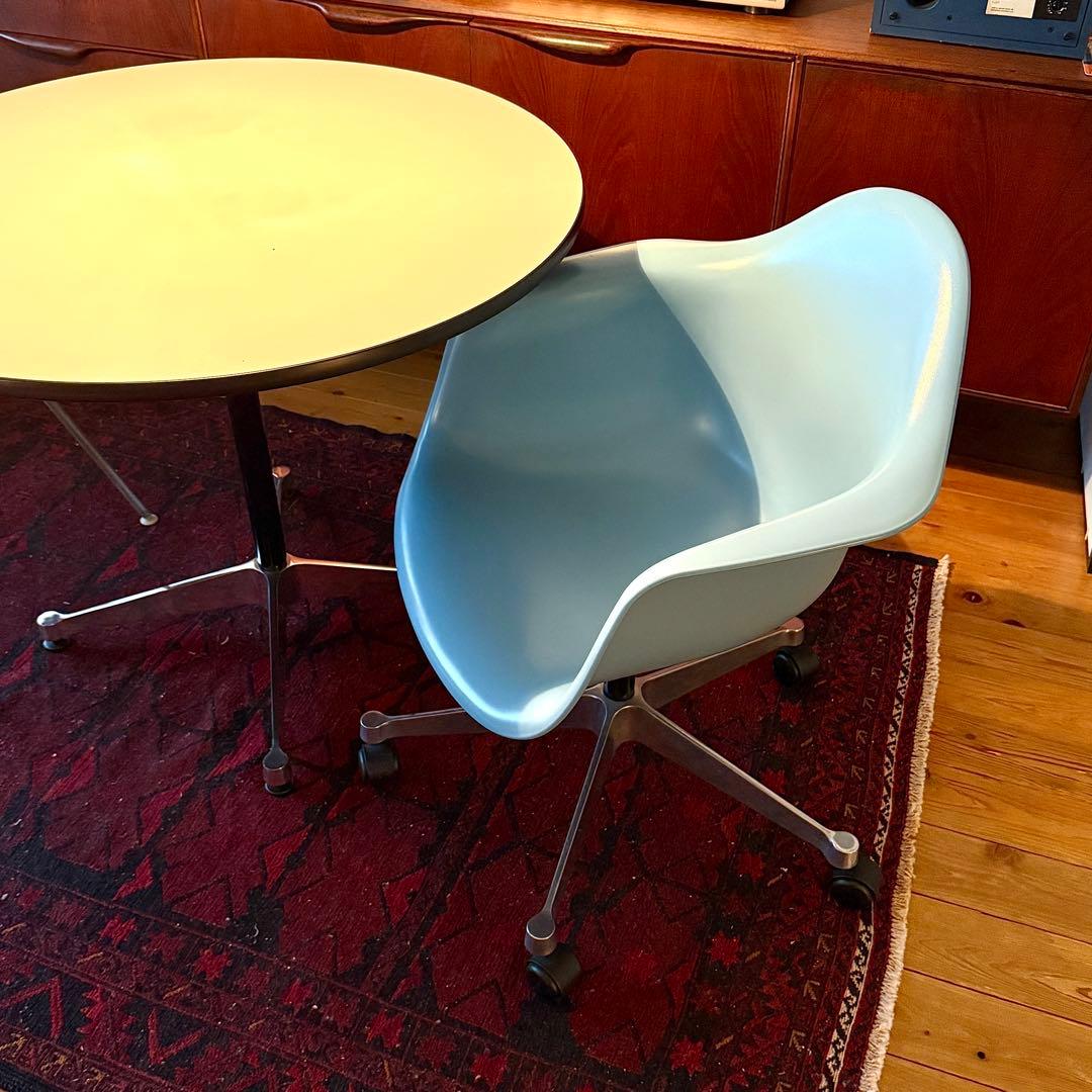 Vitra イームズ アームシェルチェア　４キャスターベース 昇降機能付き