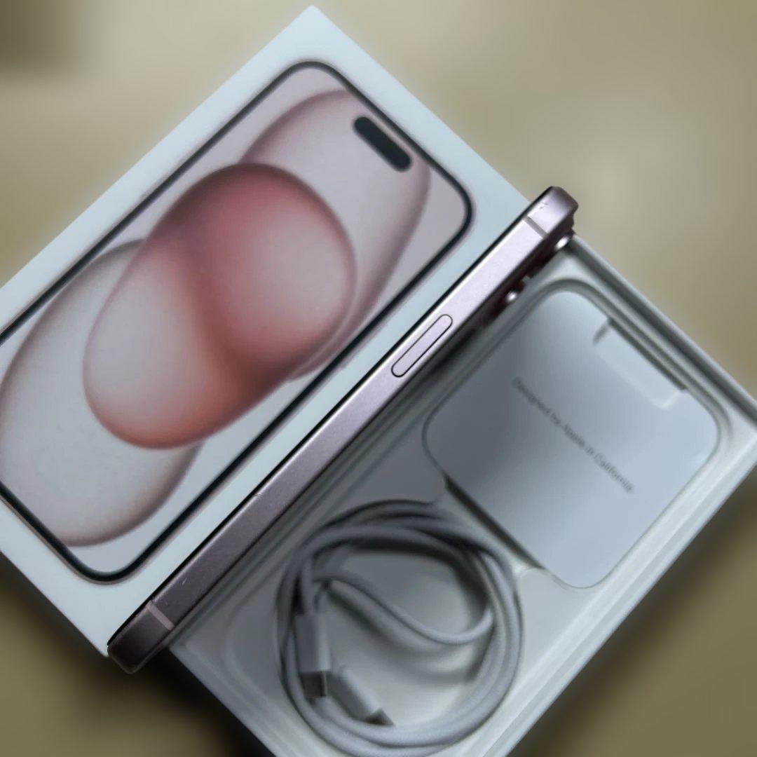 iPhone15 128GB SIMフリー　背面割れあり