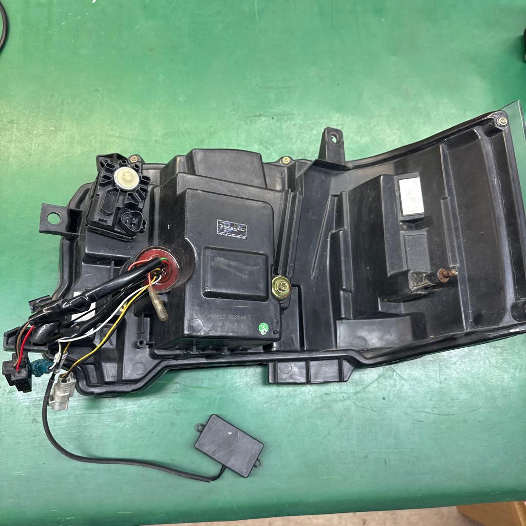 200系ハイエース ヴァレンティLEDヘッドライト