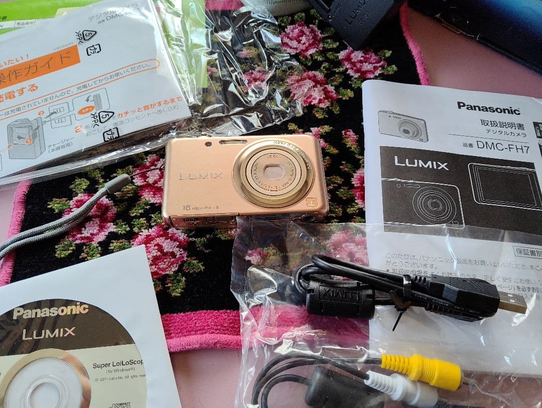 美品　Panasonic LUMIX FH7 デジカメゴールドセット　おまけ付き