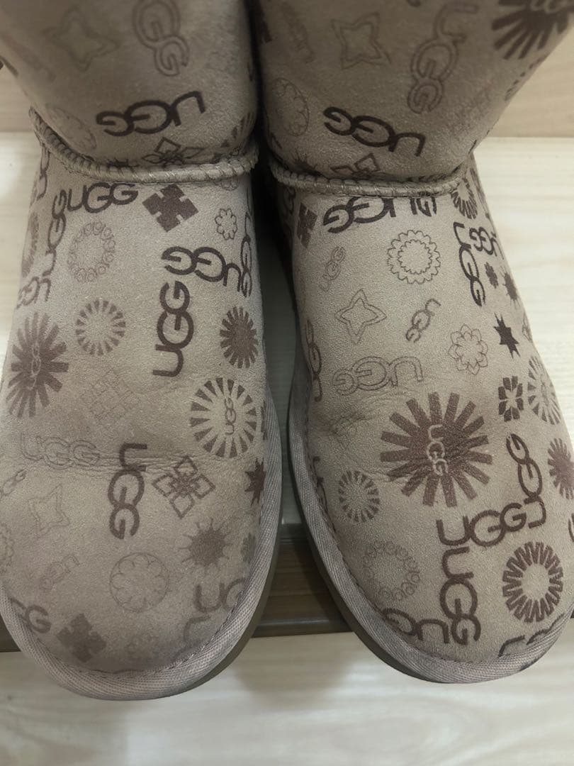 UGG グレー模様入り　ムートンブーツ　24センチ　ロゴ　美品