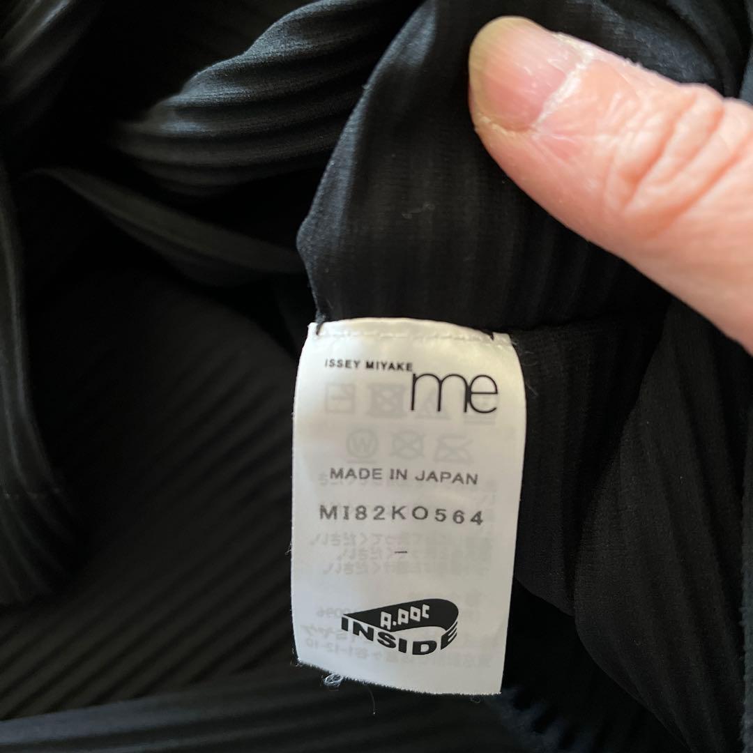 ISSEY MIYAKE me 黒タートルネックシャツ