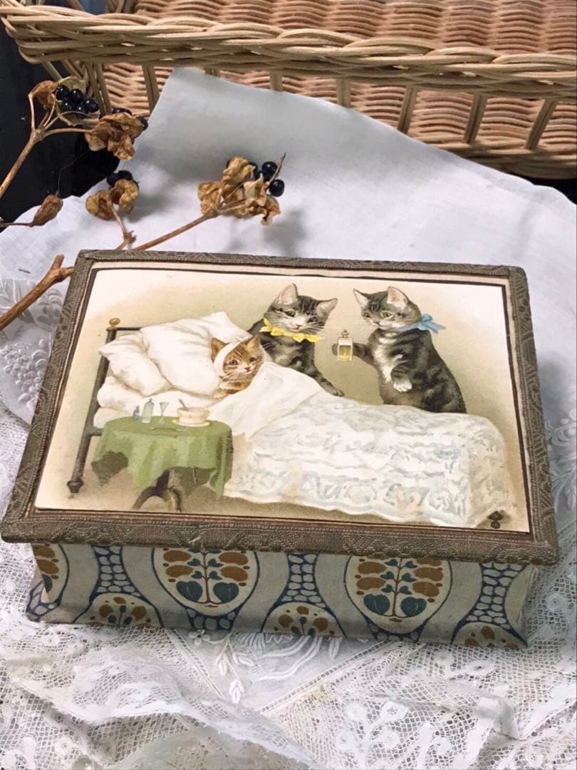 フランスアンティーク　愛らしい猫さんたちのbox