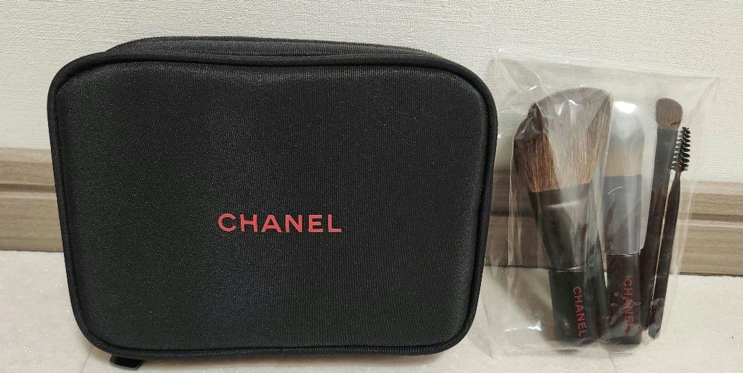 新品未開封 CHANEL メイクミニブラシ6本ポーチ　鏡プレゼント付き