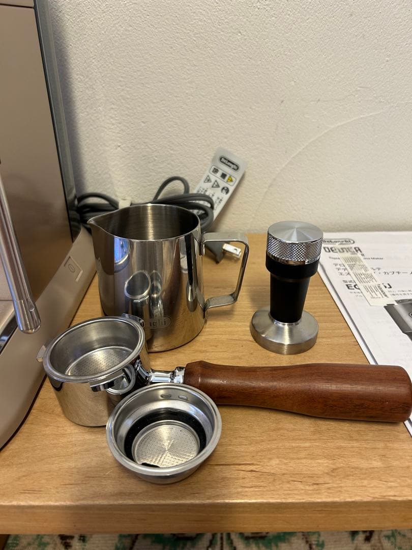 デロンギ デディカ アルテ　エスプレッソマシン　EC885J-BG ベージュ