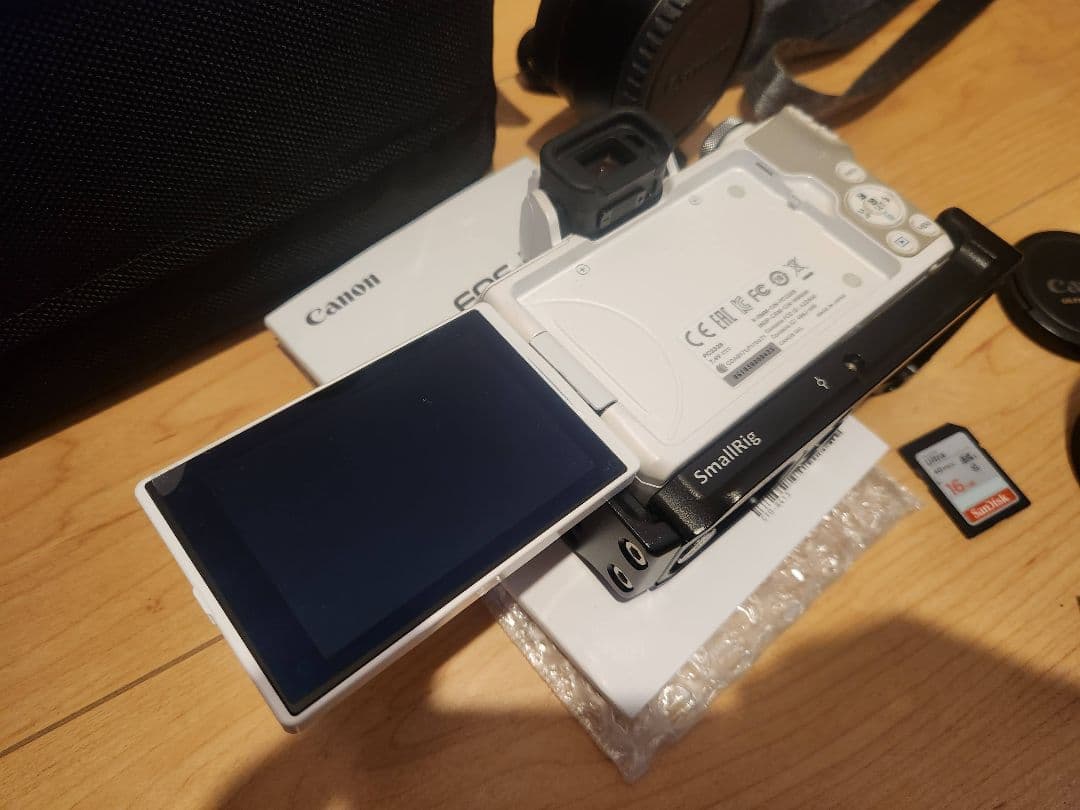 Canon EOS Kiss M レンズキット ホワイト EFアダプター付き