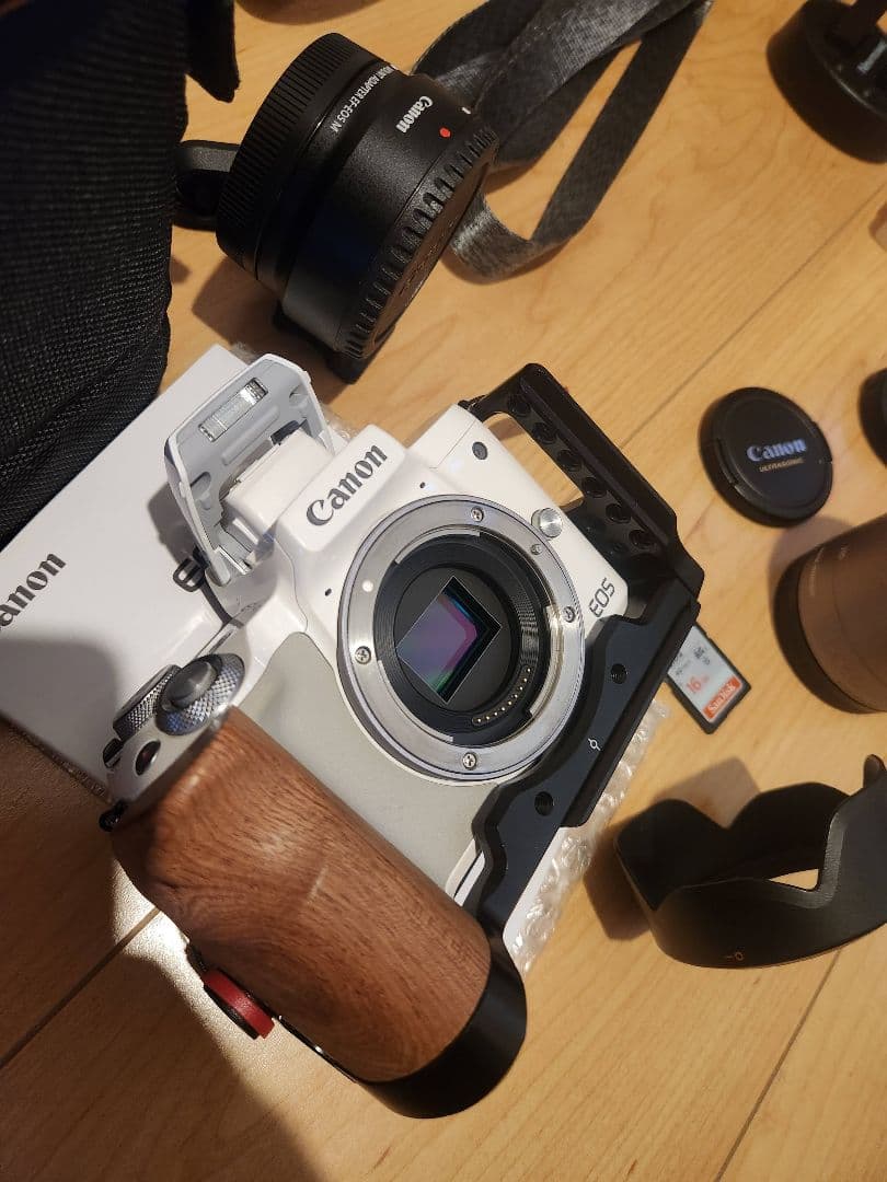 Canon EOS Kiss M レンズキット ホワイト EFアダプター付き