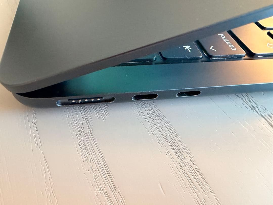 MacBookAirM2 13インチ2022 256GB、箱&ケーブル付