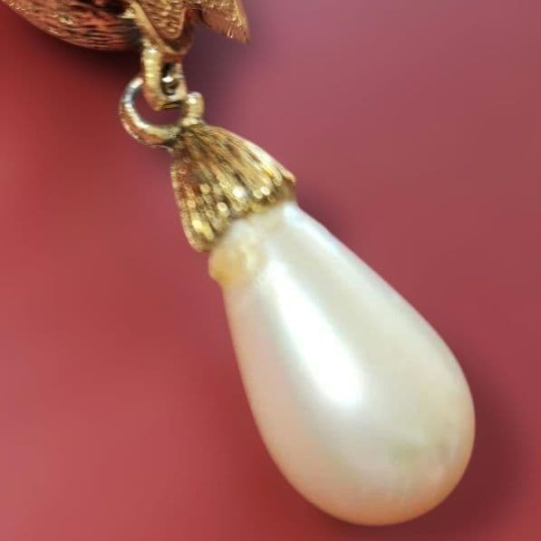 ヴィンテージCHANEL(シヤネル)貝殻デザイン ブローチ 　パール付き