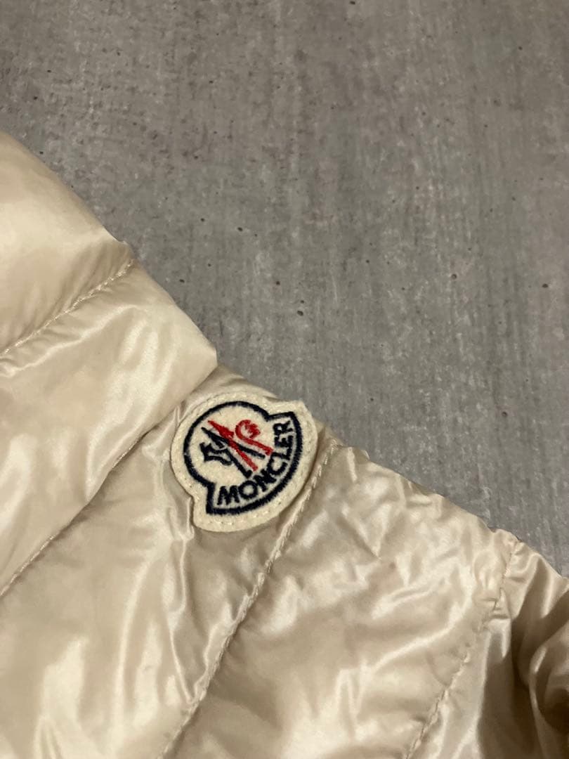 Moncler モンクレール　リボンテープノーカラーライトダウンジャケット