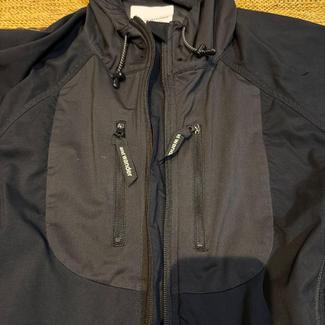 アンドワンダー and wander ブラック マウンテンパーカー