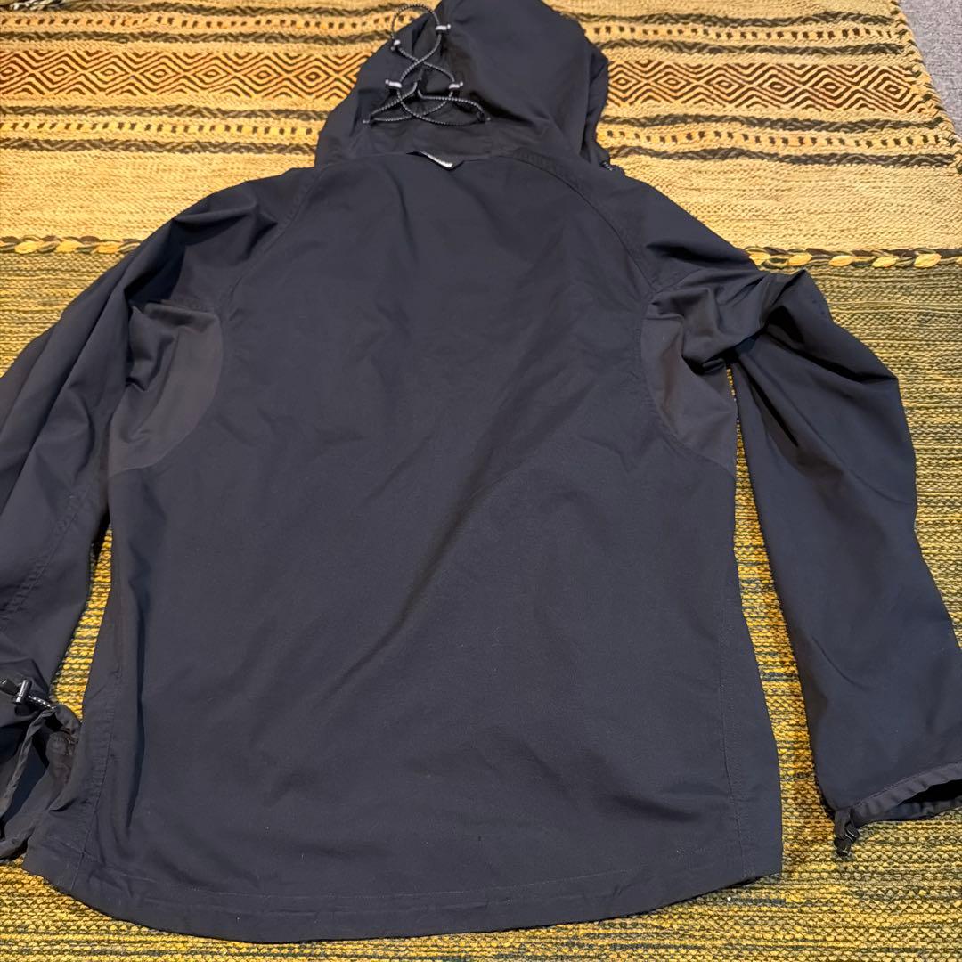 アンドワンダー and wander ブラック マウンテンパーカー