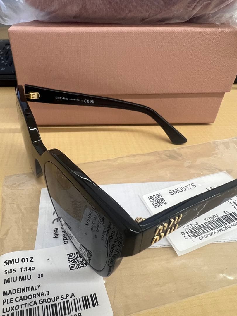 ほぼ新品　Miu Miu ブラック サングラス ケース付き
