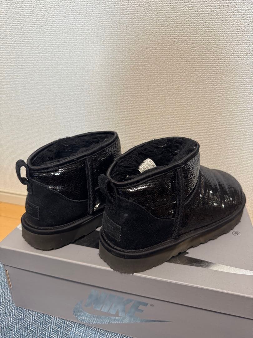 UGG ブラック ムートンブーツ スパンコール仕上げ