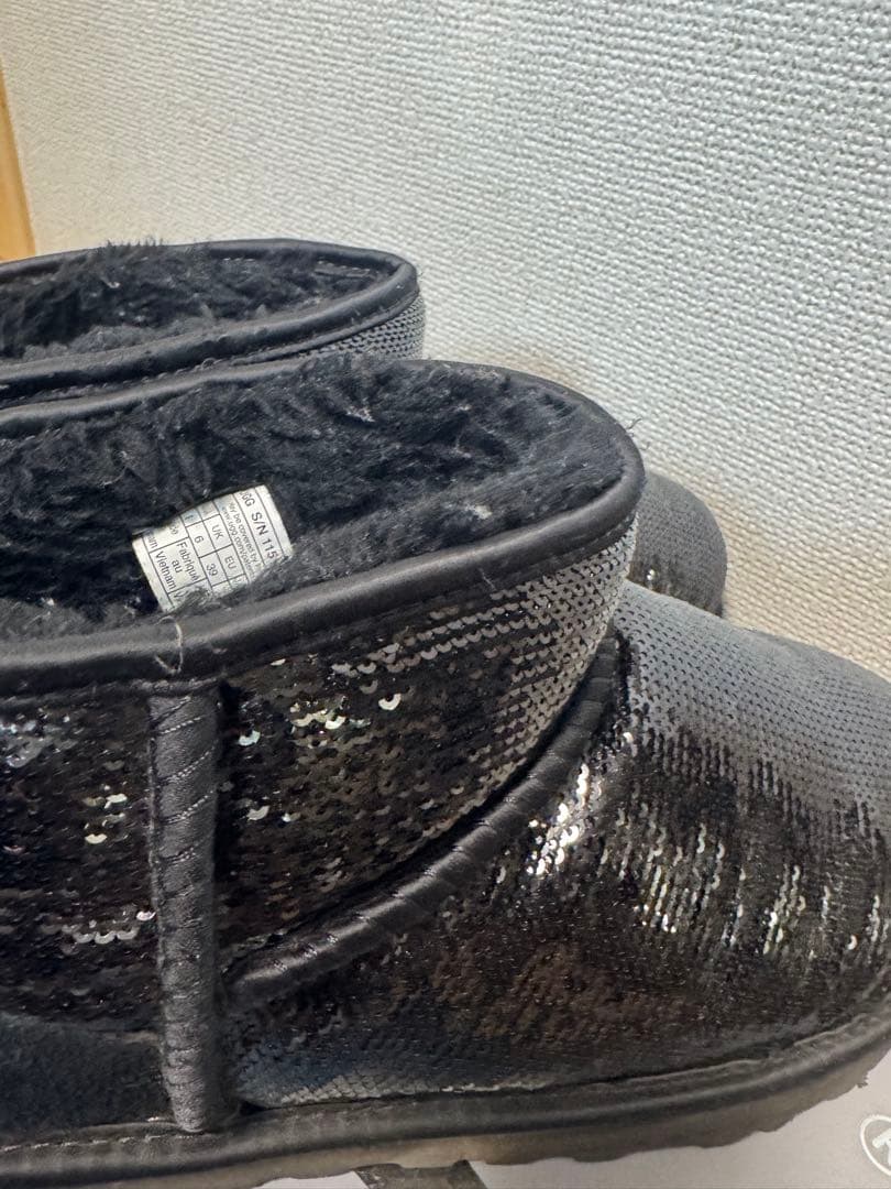 UGG ブラック ムートンブーツ スパンコール仕上げ