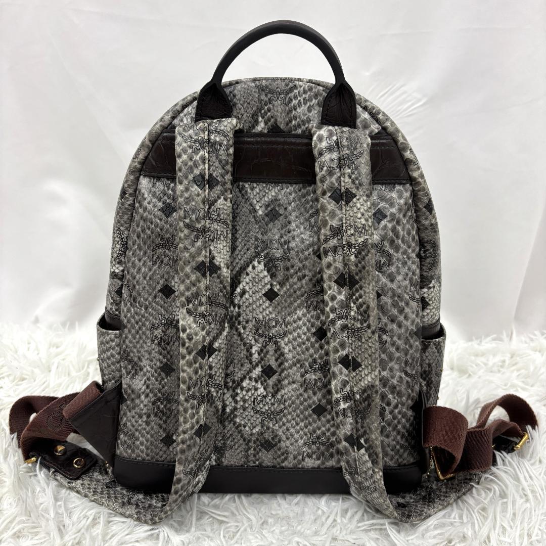 【希少】☆極美品☆ MCM　パイソン柄リュック　スタッズ付　ヴィセトス