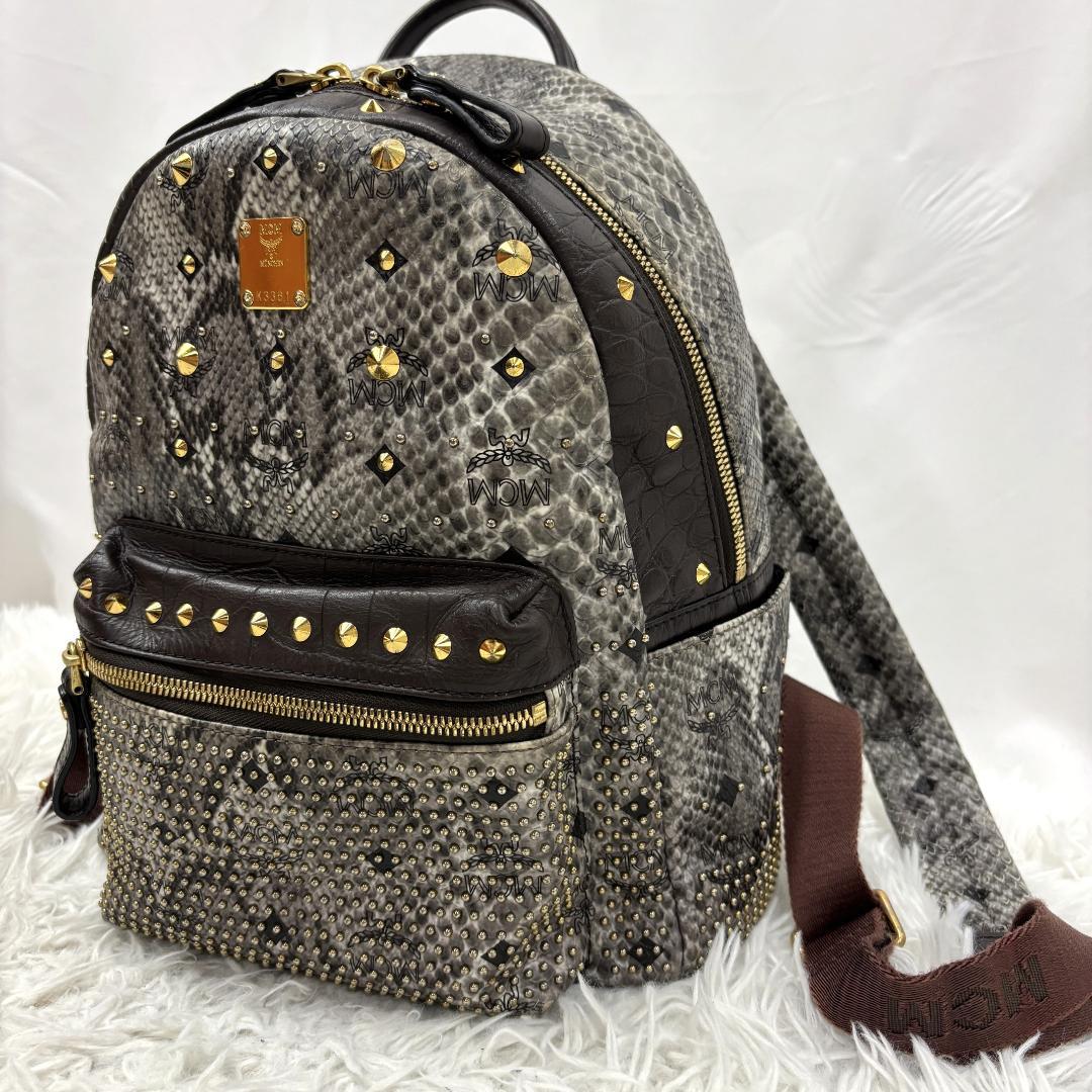 【希少】☆極美品☆ MCM　パイソン柄リュック　スタッズ付　ヴィセトス