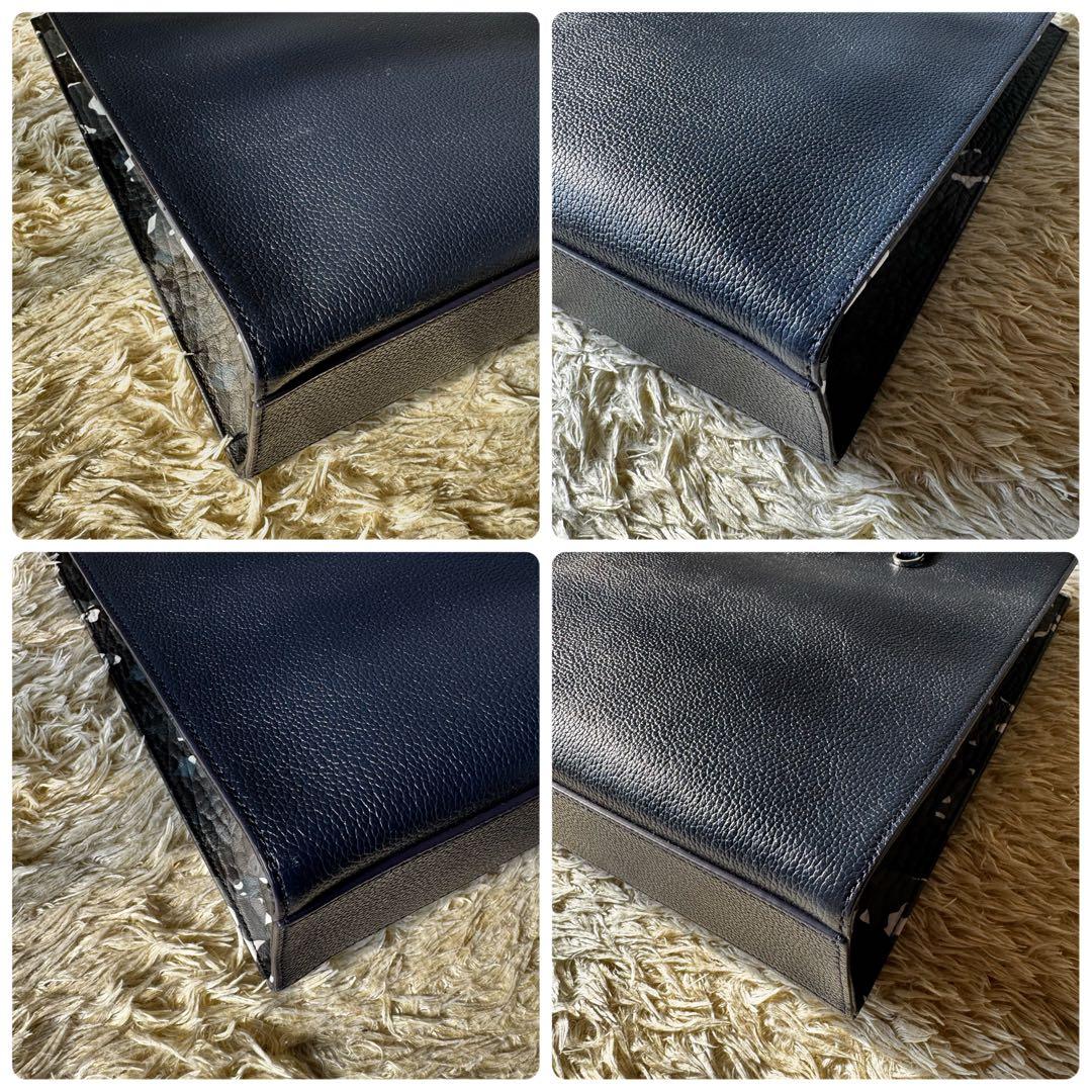 美品　MCM トートバッグ　A4 カモフラ　ロゴ　プレート　レザー　ネイビー