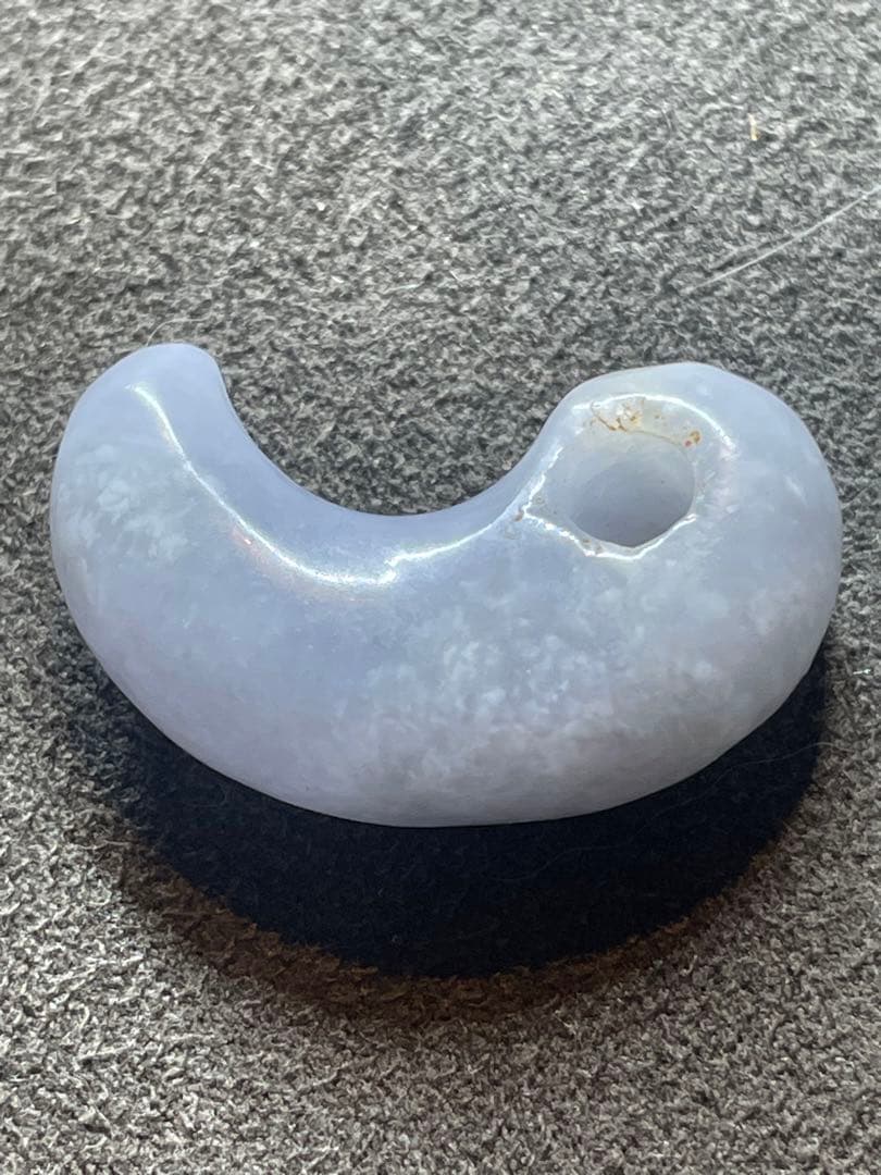 古墳時代　ラベンダー翡翠勾玉　出土品