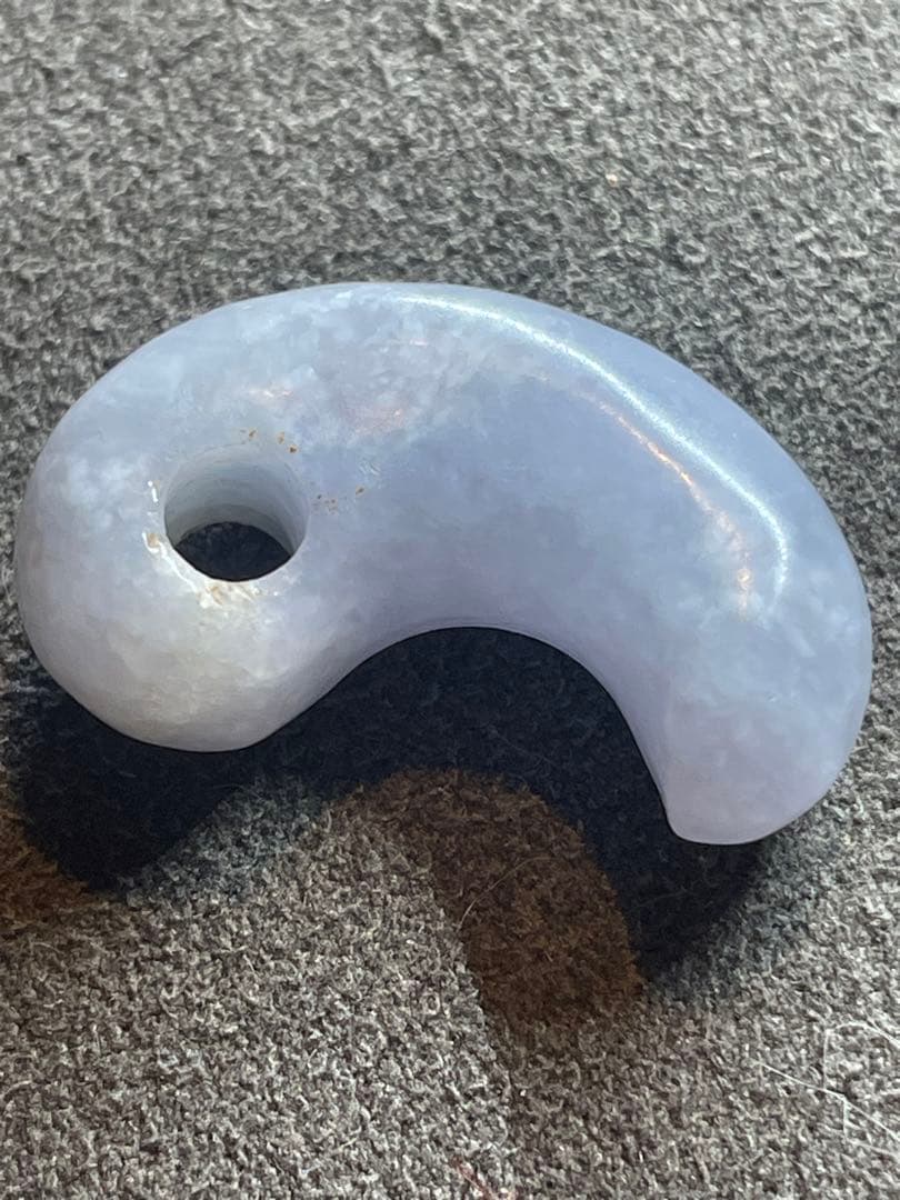 古墳時代　ラベンダー翡翠勾玉　出土品