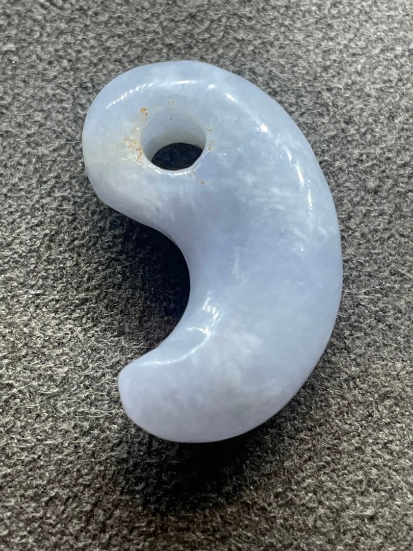 古墳時代　ラベンダー翡翠勾玉　出土品