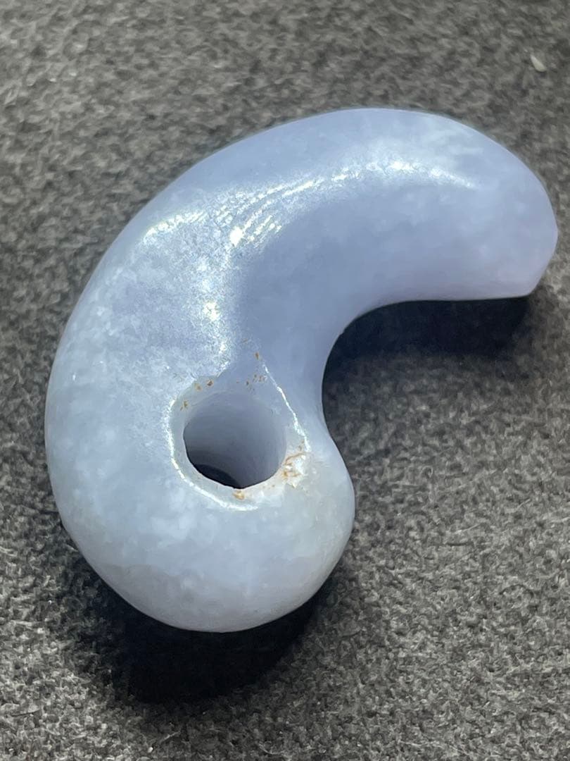 古墳時代　ラベンダー翡翠勾玉　出土品