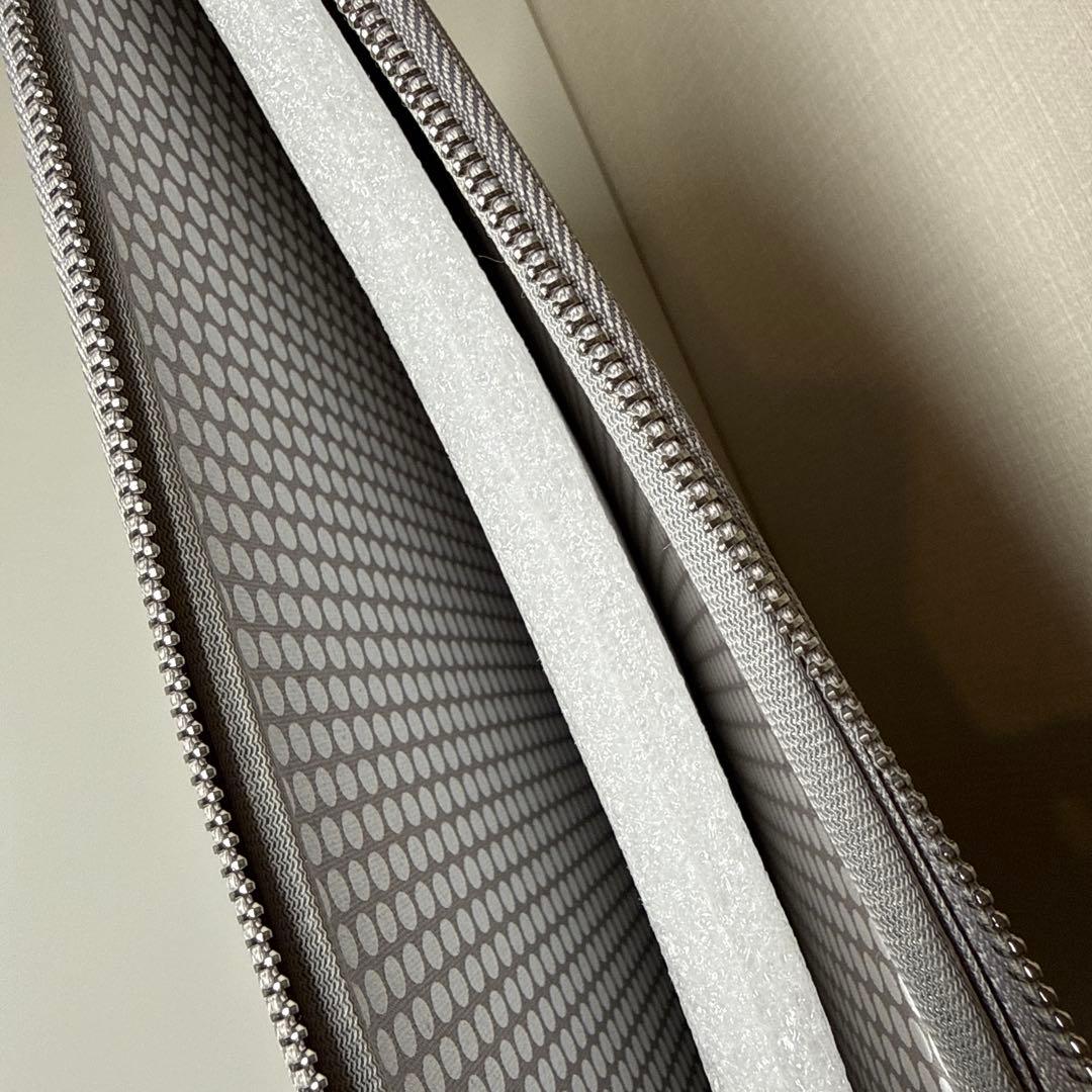 ルイヴィトン美術館 ラップトップケース PCケース グレー