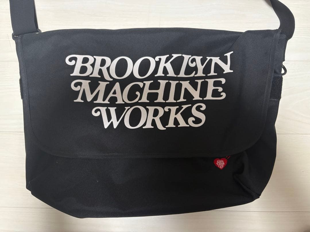 Human made girls don’t cry メッセンジャーバッグ