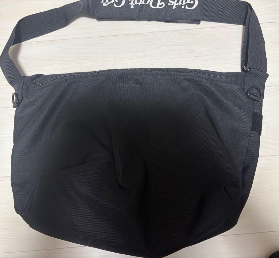 Human made girls don’t cry メッセンジャーバッグ