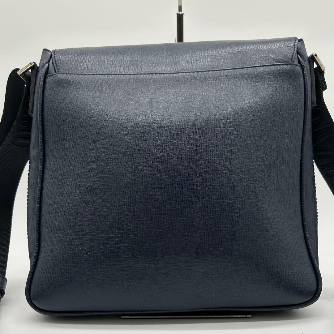 【美品】サルヴァトーレ フェラガモ ショルダーバッグ レザー ネイビー 斜め掛け