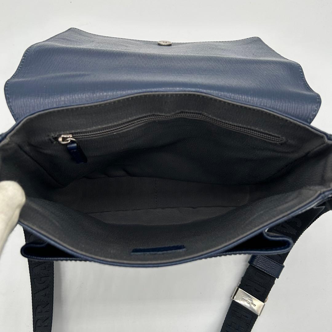 【美品】サルヴァトーレ フェラガモ ショルダーバッグ レザー ネイビー 斜め掛け