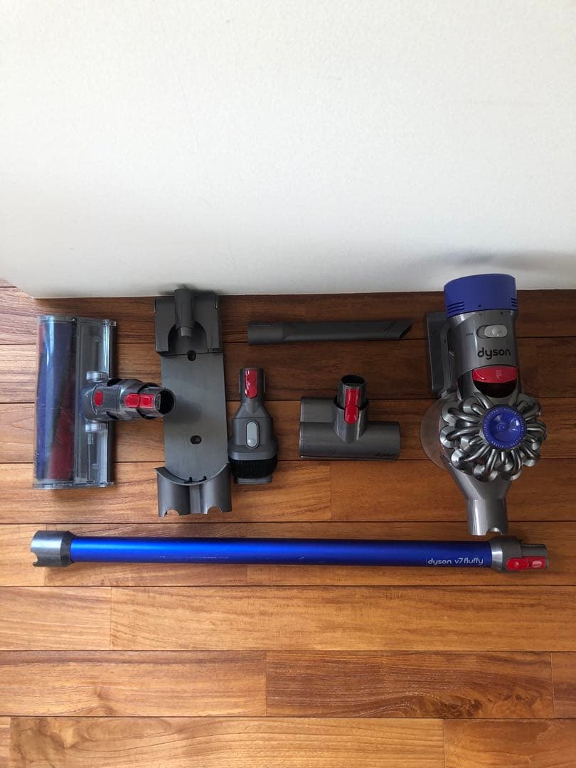 Dyson v7 fluffy 掃除機 完動品 充電器なし
