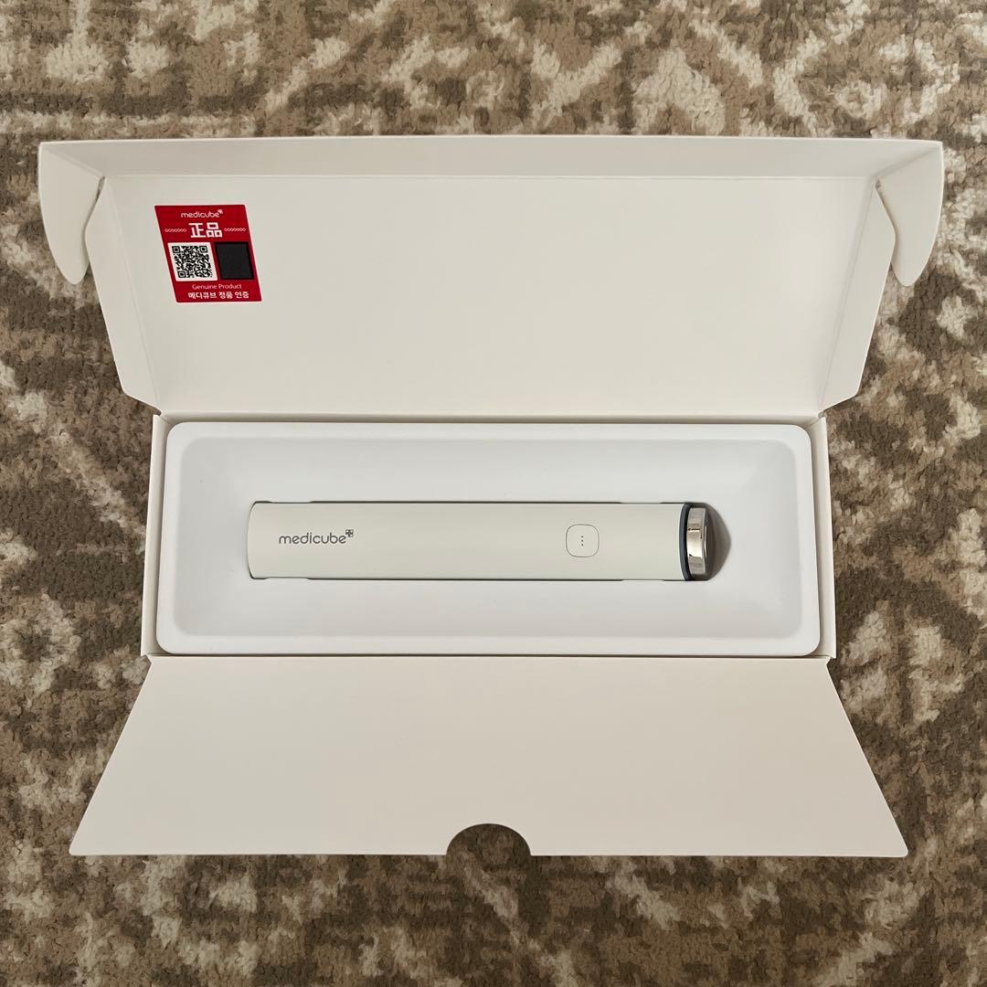 【新品未使用】medicube ブースタープロミニ AGE-R ホワイト　美顔器