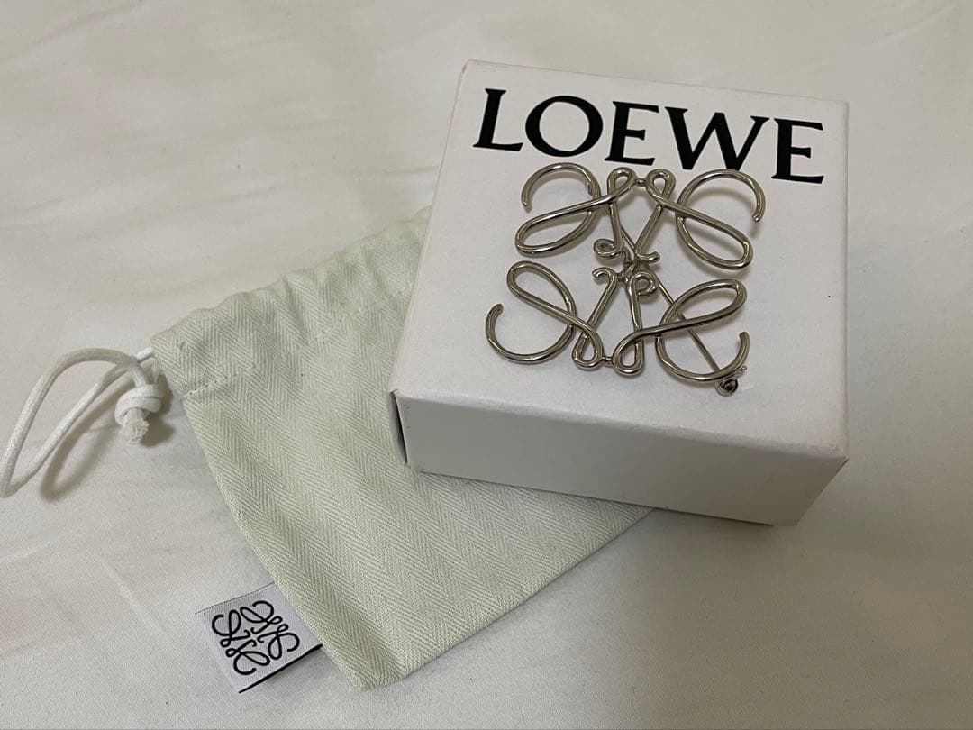 【本日発送可能】LOEWE ロエベ アナグラム ブローチ シルバー